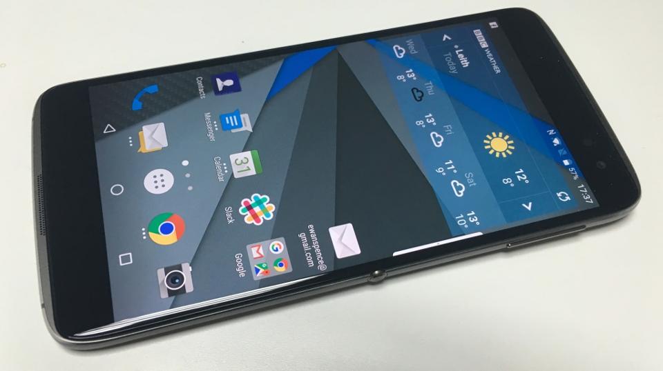 Blackberry DTEK60 features a 21MP rear facing and 8MP front facing camera.