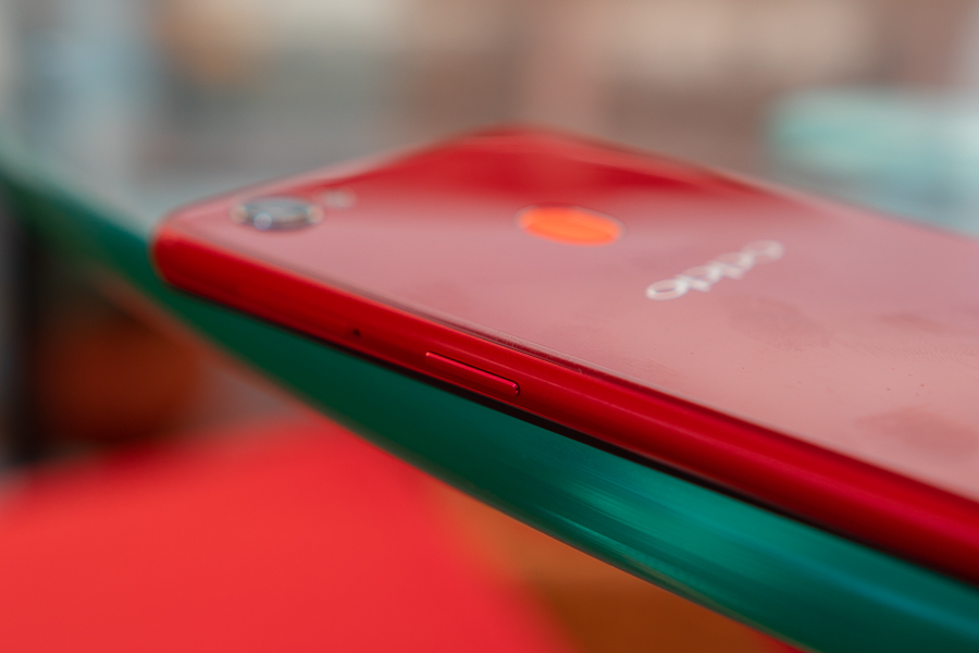 OPPO F7 REVIEW side view 