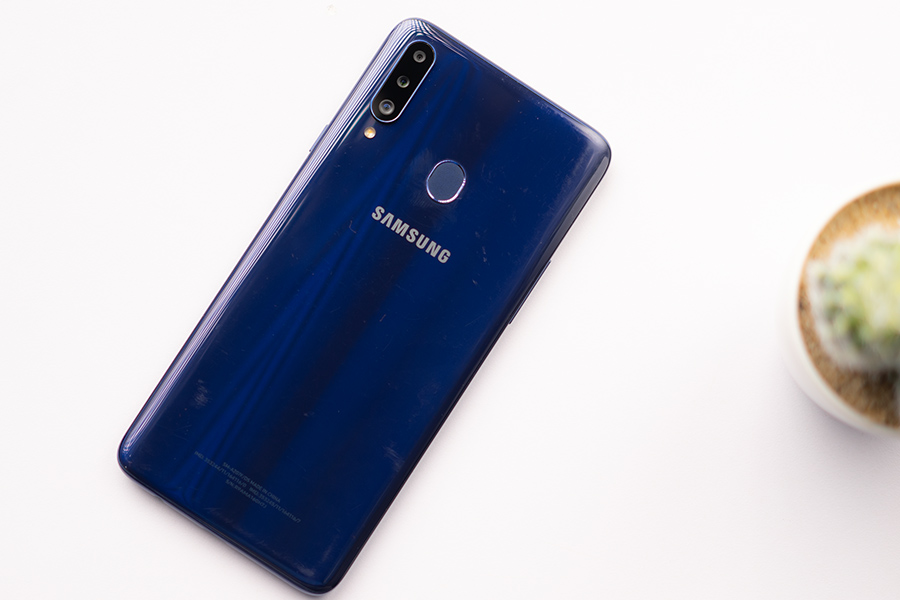 Samsung Galaxy A20s design back panel blue color