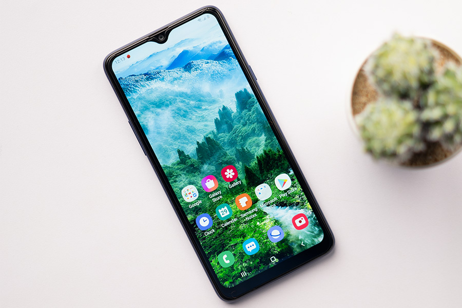 Samsung Galaxy A20s display IPS LCD with notch