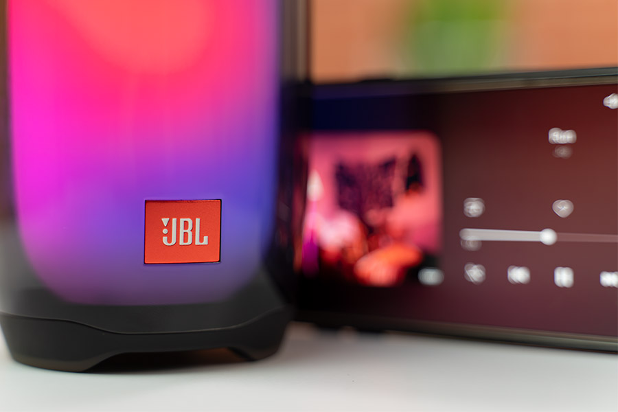 JBL Pulse 4 with phone