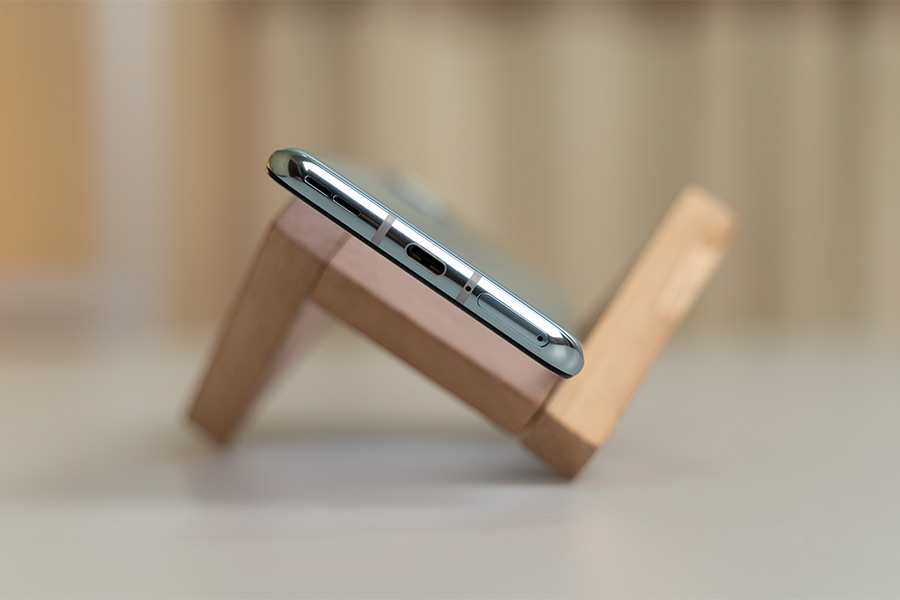 OnePlus 8T - Speaker, USB-C, SIM slot