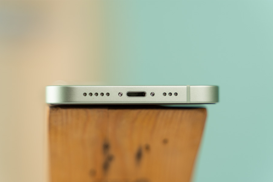 iPhone 12 - Speaker, Lightning Port