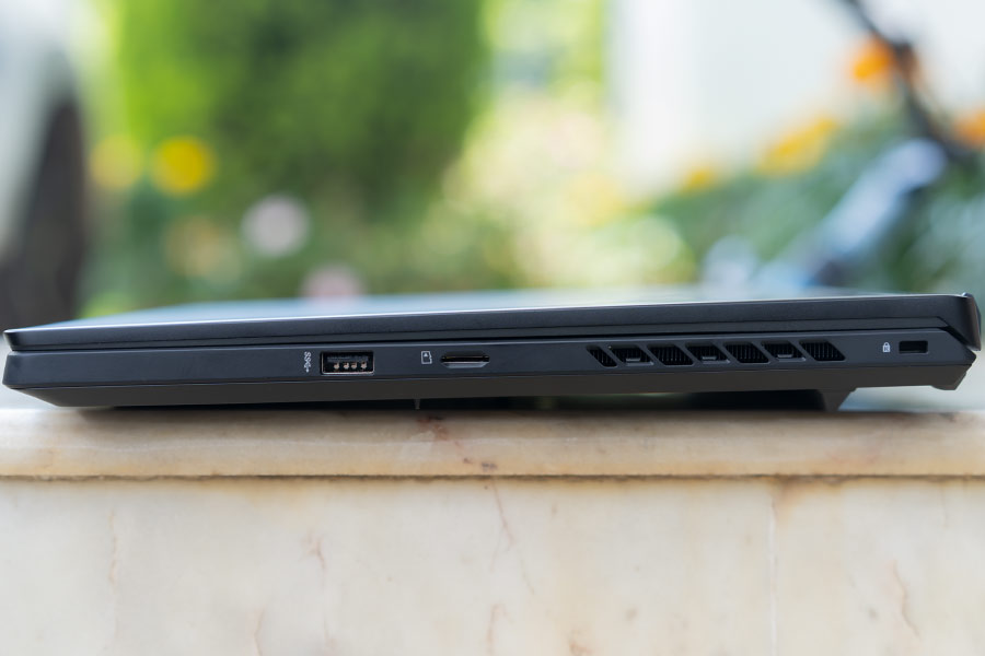 Asus ROG Zephyrus M16 - Ports Right