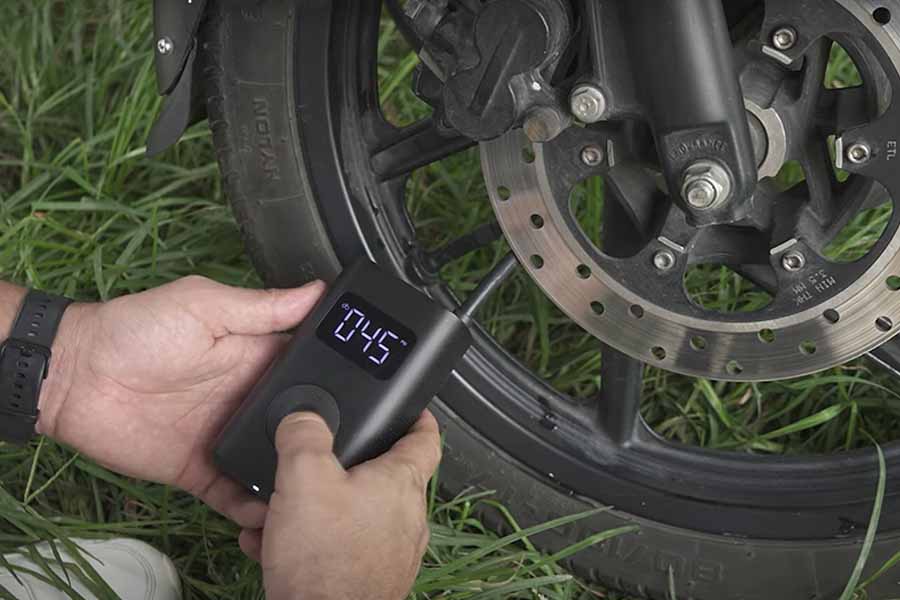 Inflating tire with Mi Portable Electric Air Compressor