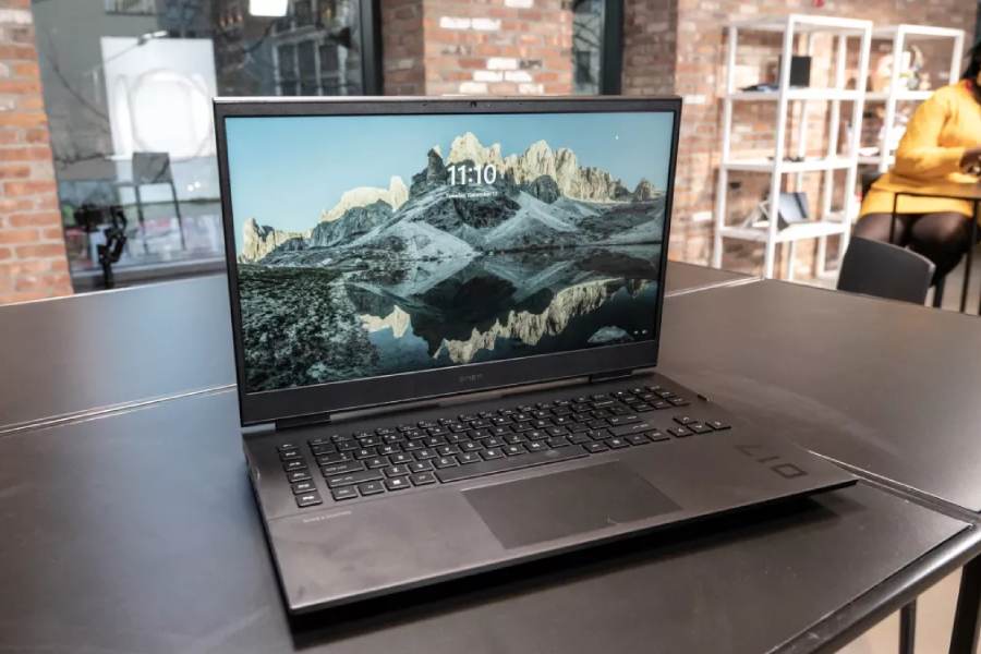 HP Omen 17 (2023) Design and Display