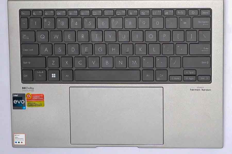 Asus Zenbook S13 OLED 2023 keyboard trackpad