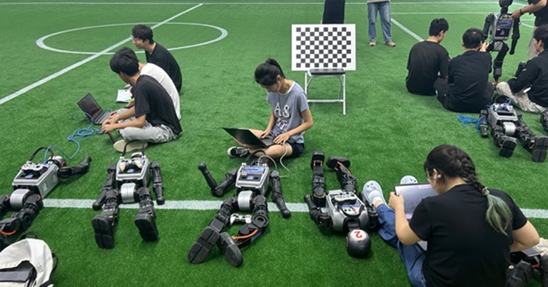 When robots dream of electric Soccer and the birth of autonomous competitions