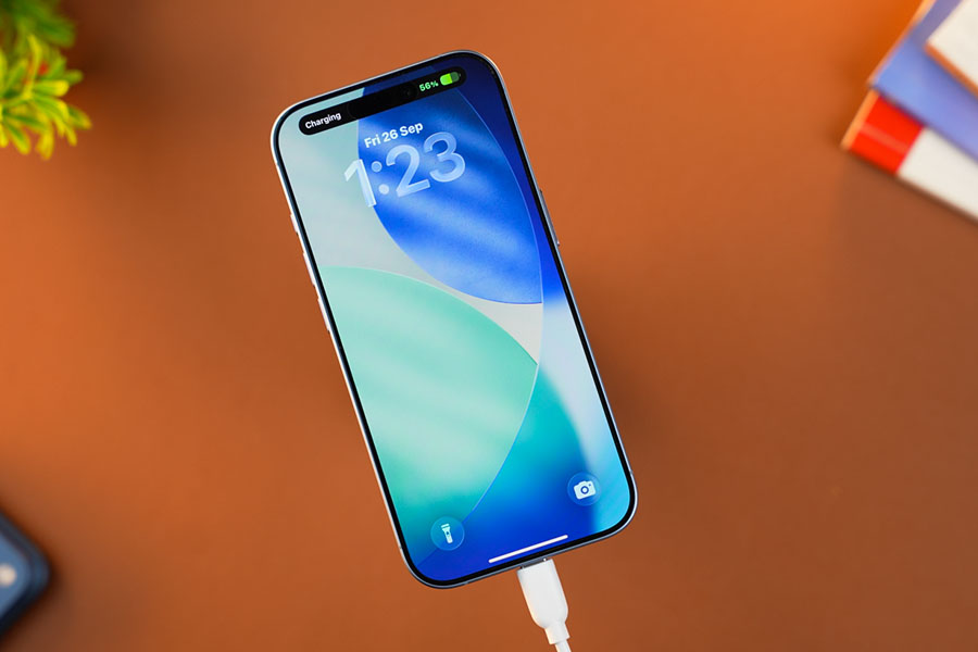 iPhone 17 charging