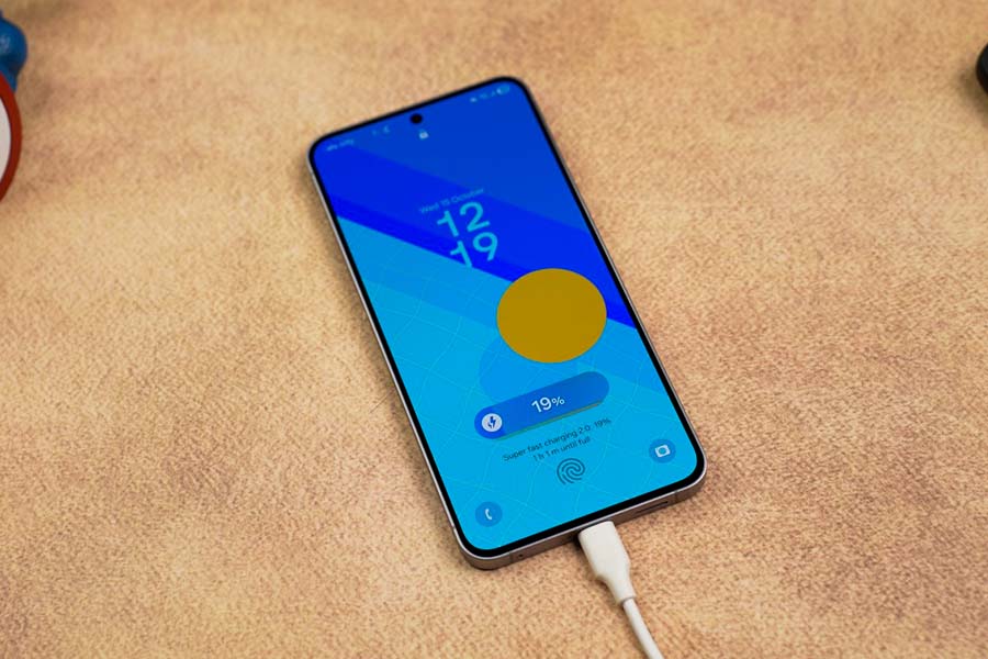 Samsung Galaxy 25 FE Charging