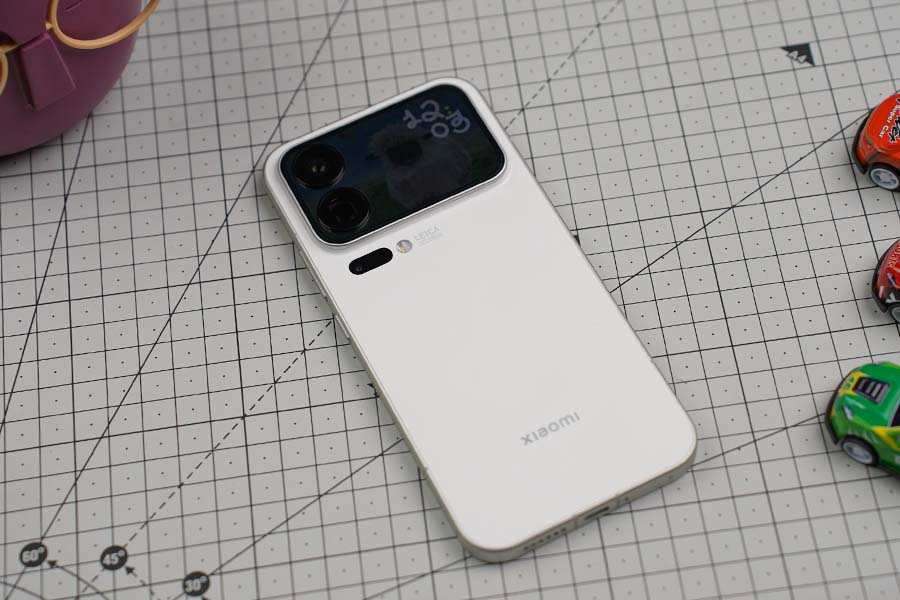 Xiaomi 17 Pro Max Front Design